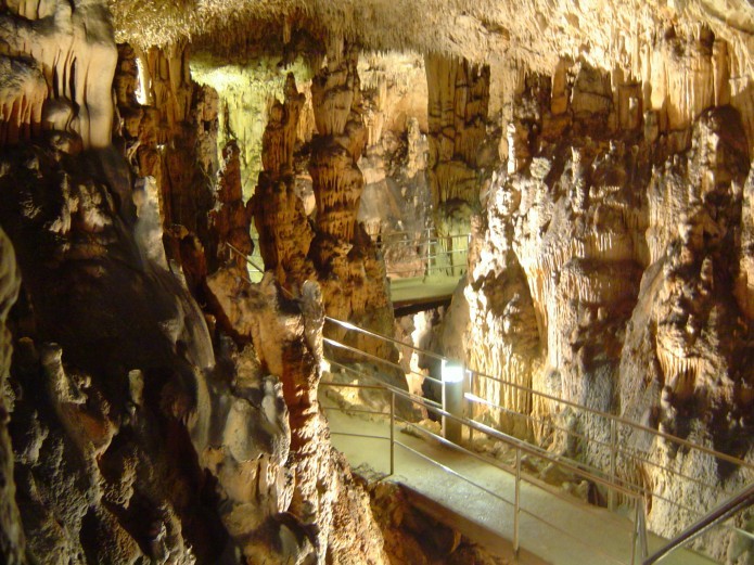 Cave Biserujka, Soline bay with drinking water and mud